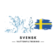 Logotyp för Svensk Vattenfiltrering med vattenstänk kombinerat med en stiliserad svensk flagga på vit bakgrund.